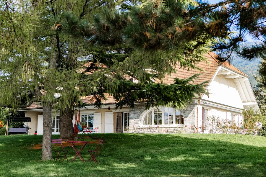 Façade de la maison dans le jardin